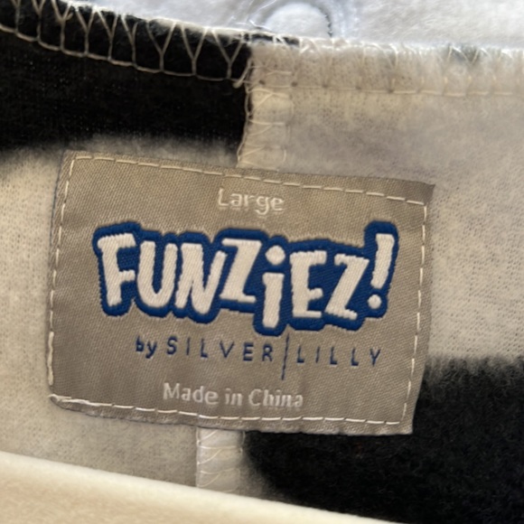 Funziez! Cow print onesie for men and women - Picture 8 of 9